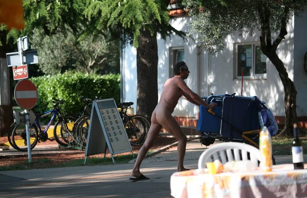 Park Side Street Pass-Bys photos - nudism in the world