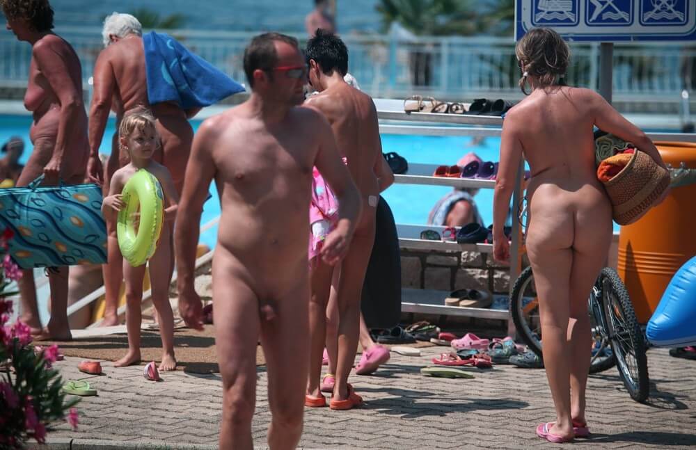 Daytime Nudists Chill Out photos - nudism in the world
