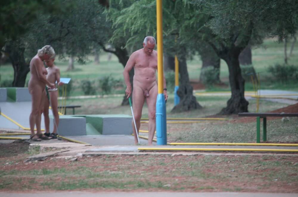 Mini-Golf Nude Participants pics - nudism in the world