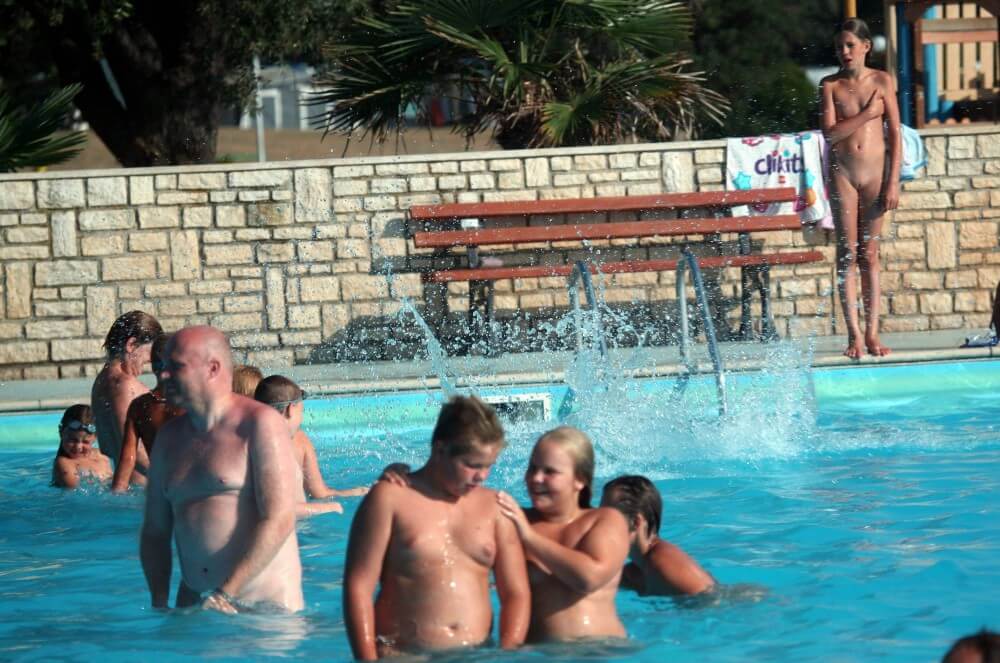 Naturist Pool Girls Profile pics - nudism in the world
