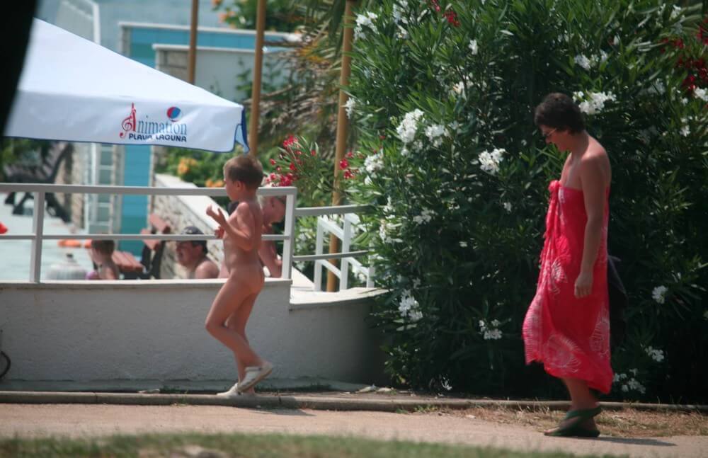 Naturist Pool Walkaround pics - nudism in the world