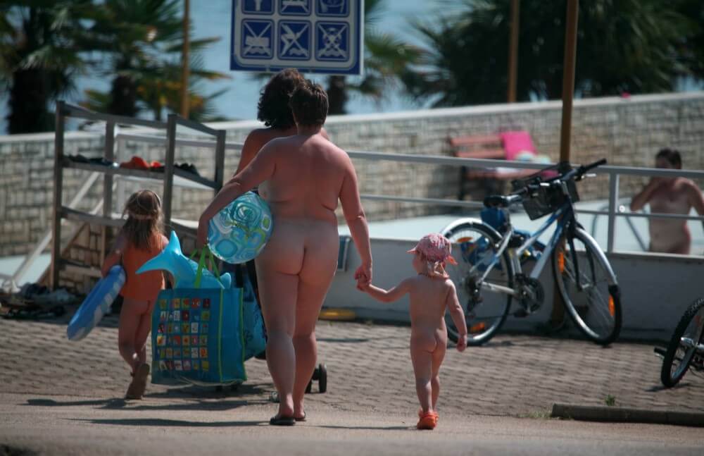 Pool Outskirt Nude Guests pics - nudism in the world