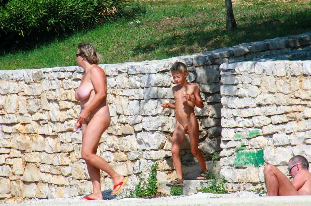 Ula FKK Wall-Side Families pics - nudism in the world