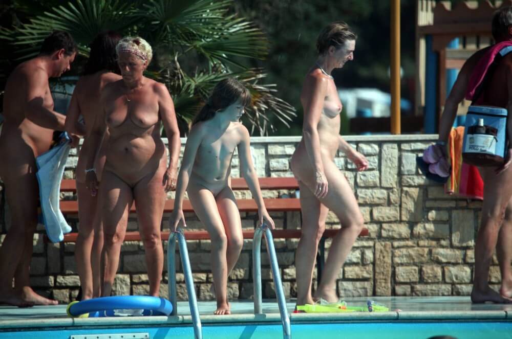 Naturist Pool Cleaning-Up pics - nudism in the world
