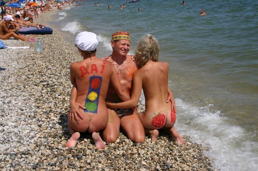 Bold Outdoor Nude Poses pics - nudism in the world