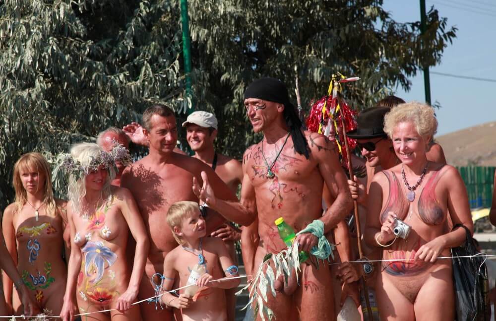 Naturist Day From Behind pics - nudism in the world