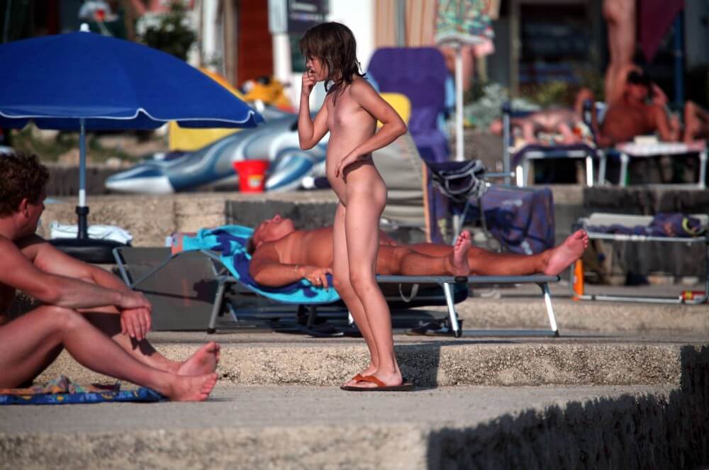 Girl Walk to Nudist Shower pics - nudism in the world