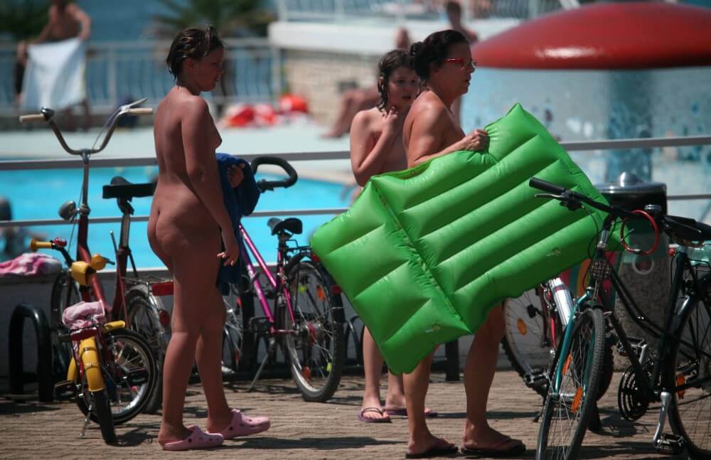 Outdoor Pool Sideliners pics - nudism in the world