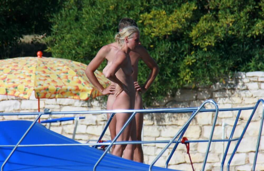 Casual Beachside Strolling pics - nudism in the world